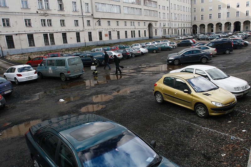 Eddig fog tartani az ingyenes parkolás: megszólalt a Miniszterelnökség