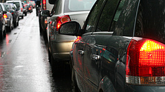 Korlátozások lassítják a közlekedést több főúton és autópályán