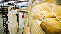 Bért emel az Auchan: 400-500 ezret keres a pék és a kiszállító
