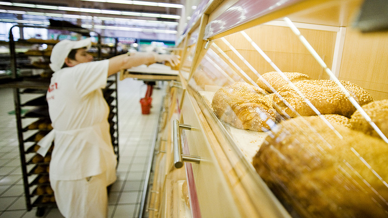 Bért emel az Auchan: 400-500 ezret keres a pék és a kiszállító